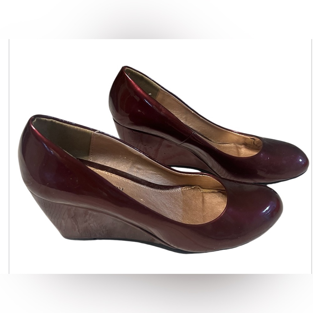 CL By Laundry Cabernet Patent Leather Wedge Heel Pumps Womens Size 8